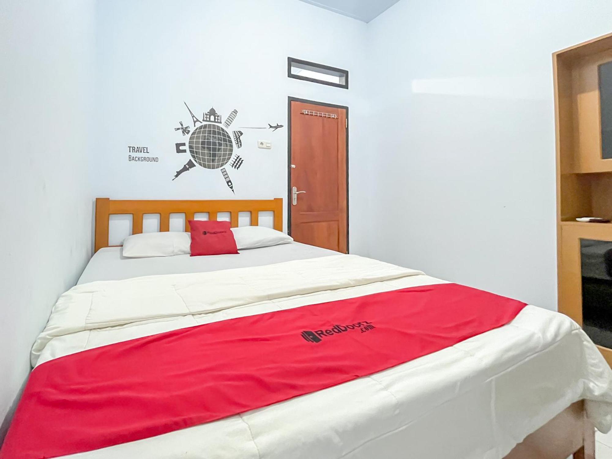Reddoorz Syariah At Home Ampana Guest House Ampana Kota Экстерьер фото