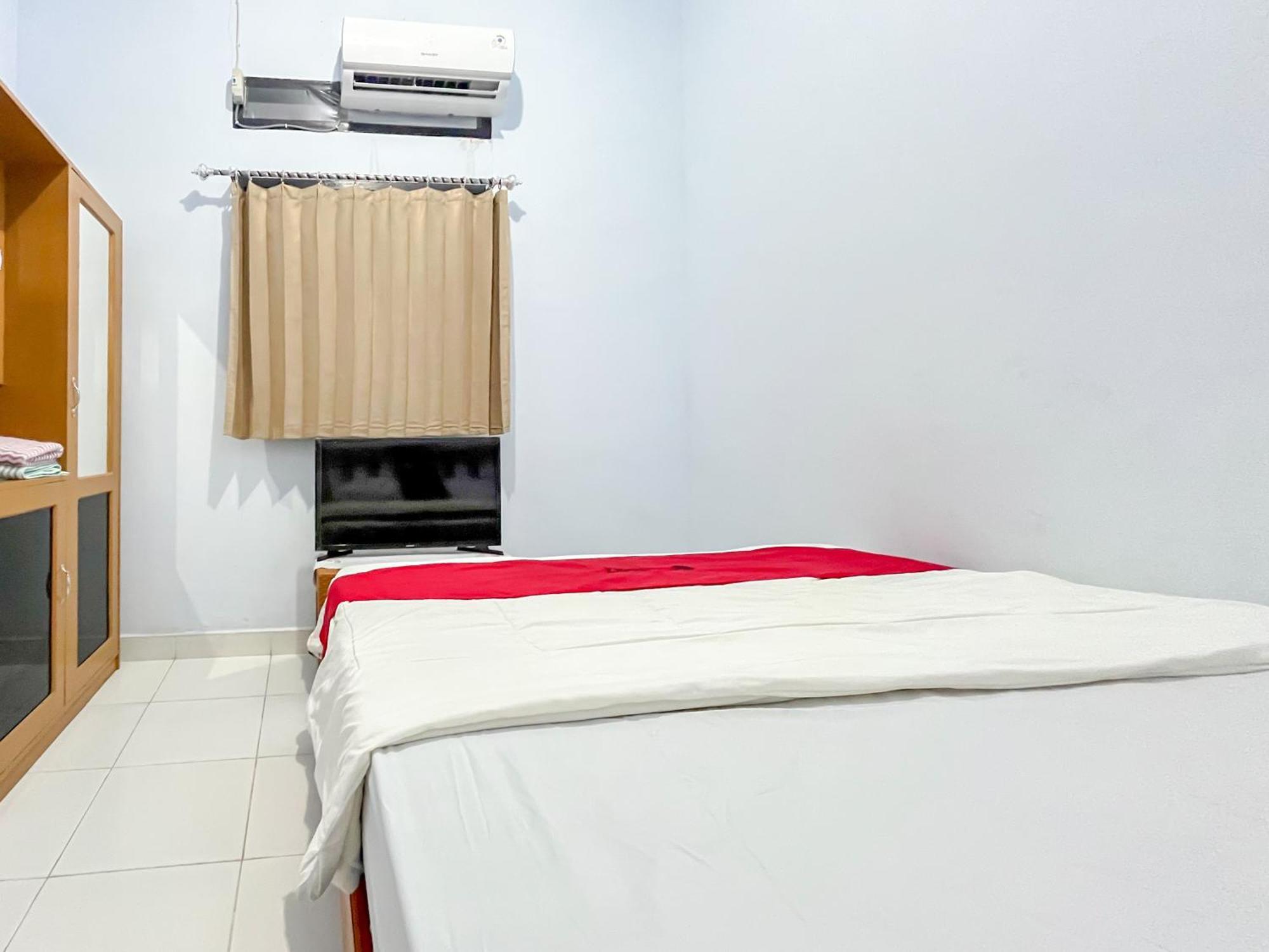 Reddoorz Syariah At Home Ampana Guest House Ampana Kota Экстерьер фото