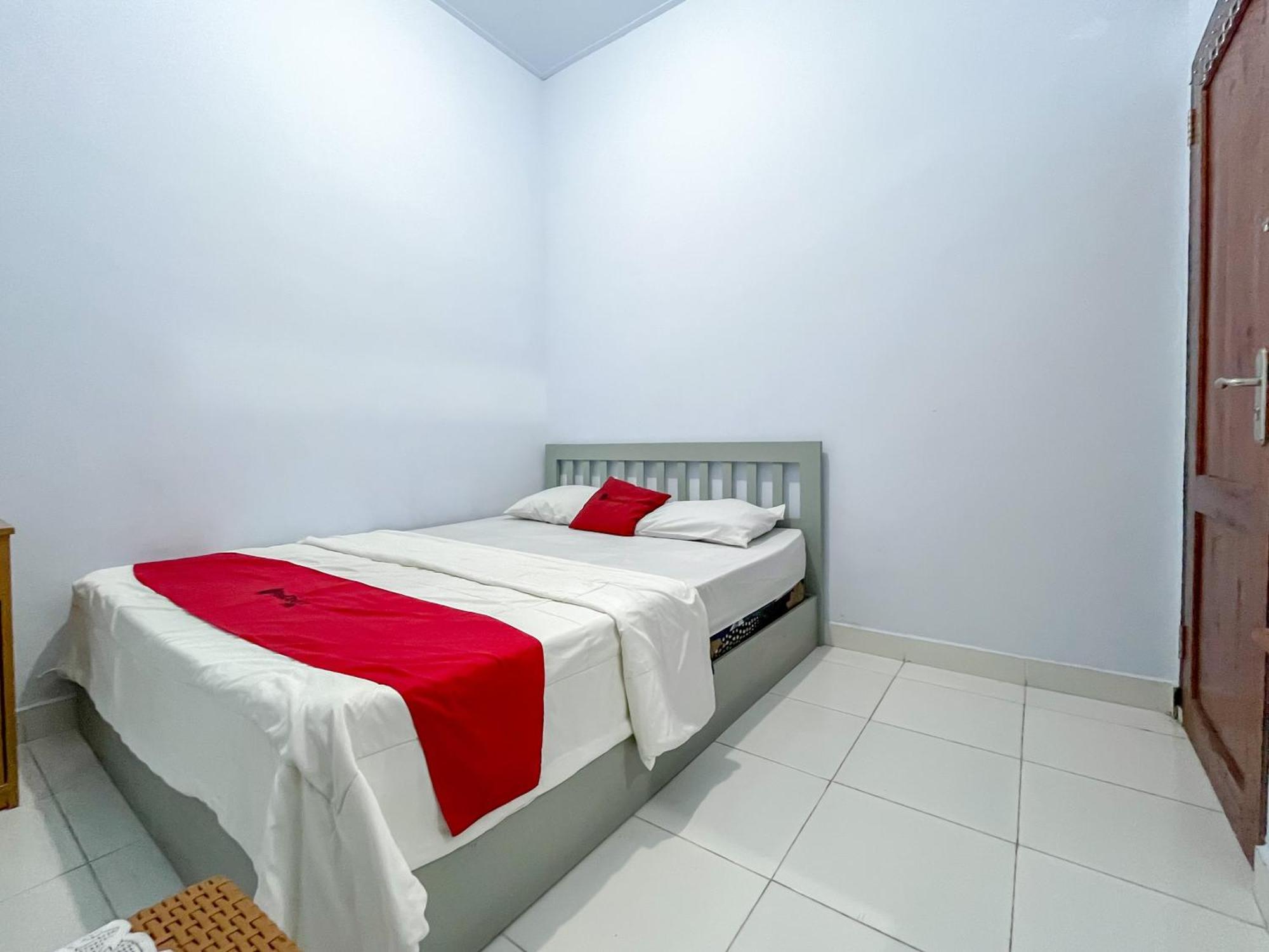 Reddoorz Syariah At Home Ampana Guest House Ampana Kota Экстерьер фото