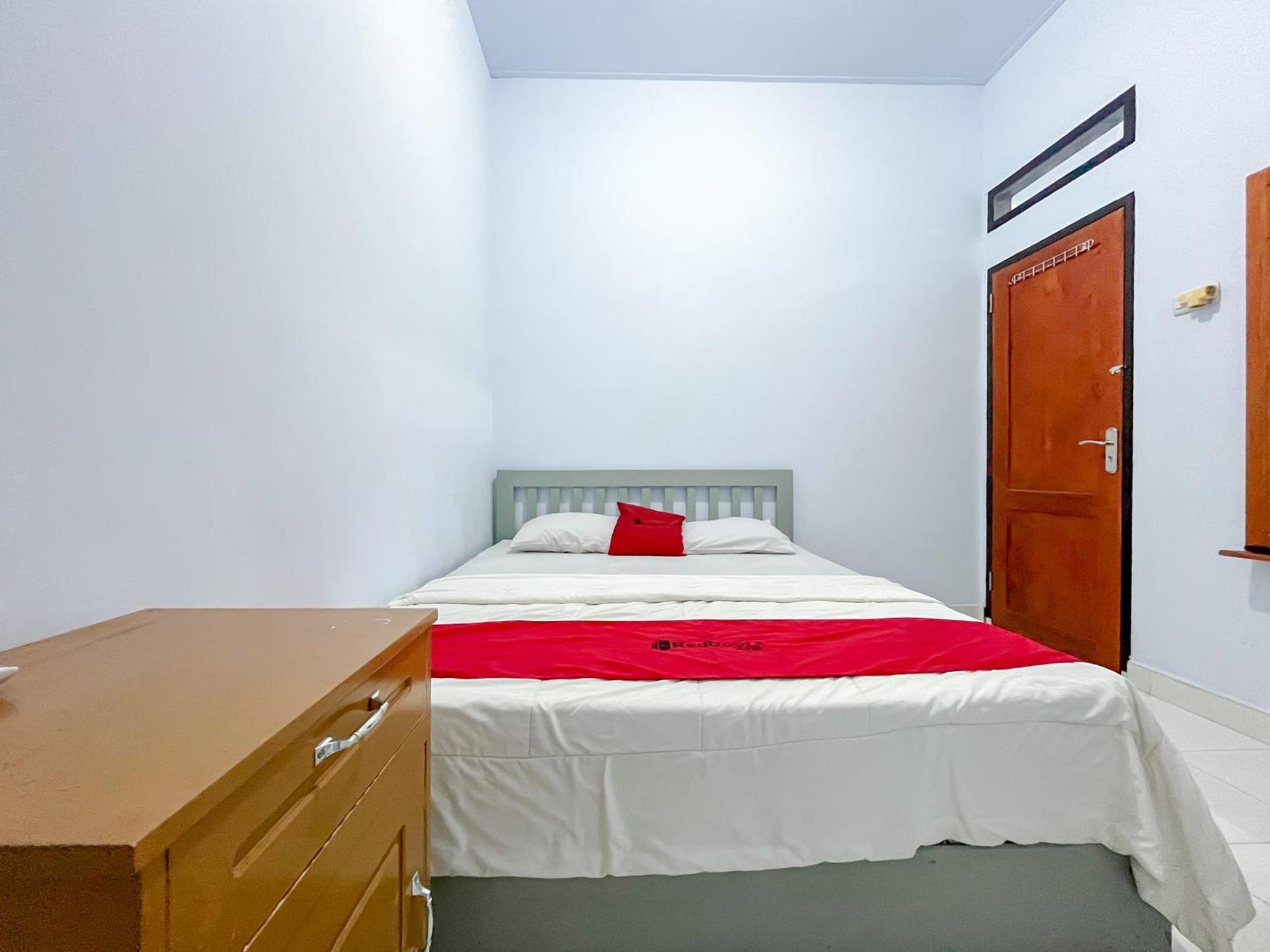 Reddoorz Syariah At Home Ampana Guest House Ampana Kota Экстерьер фото