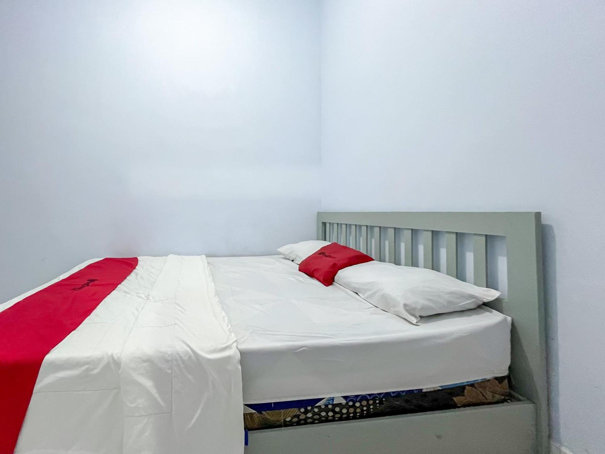 Reddoorz Syariah At Home Ampana Guest House Ampana Kota Экстерьер фото