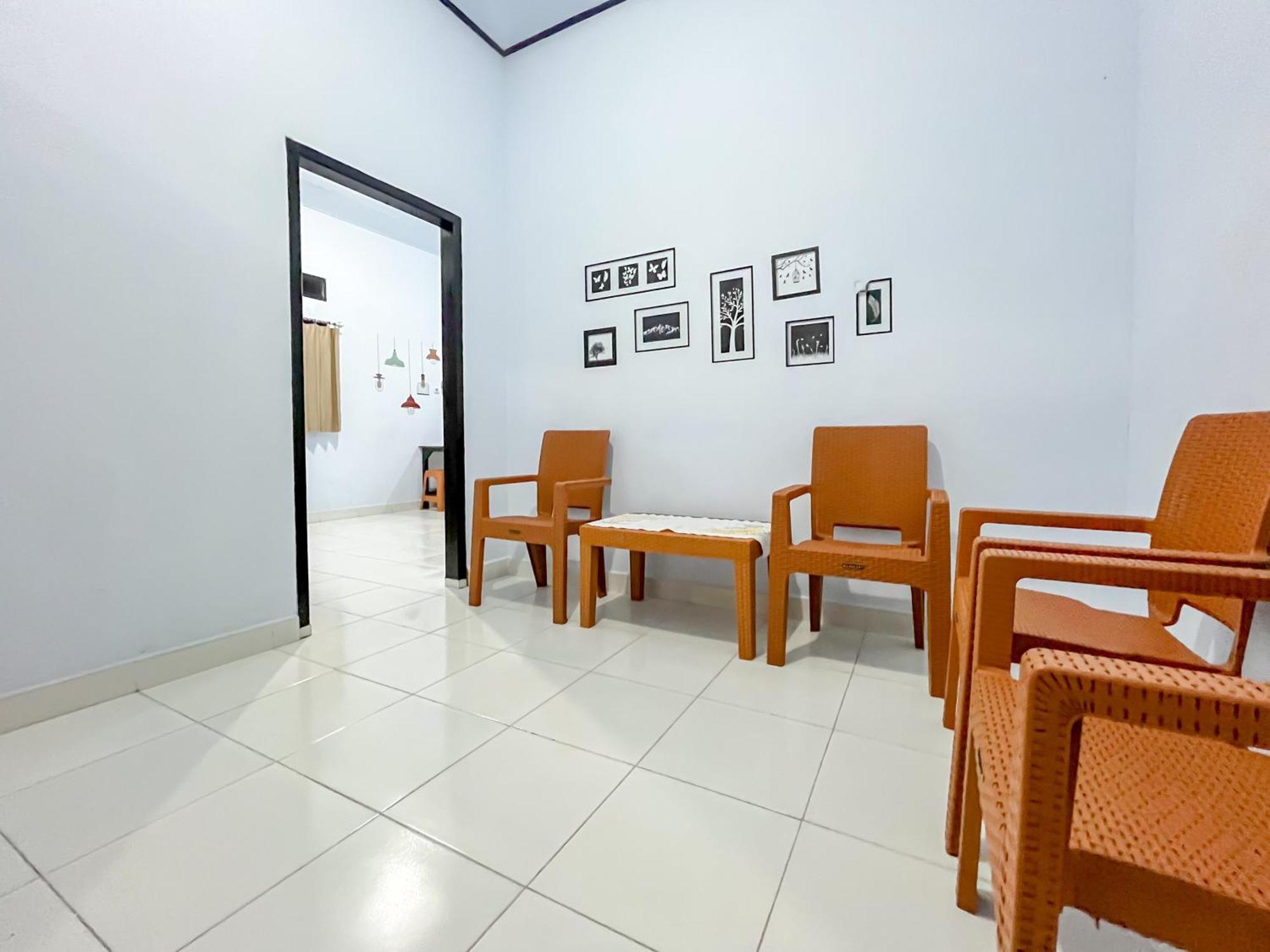 Reddoorz Syariah At Home Ampana Guest House Ampana Kota Экстерьер фото