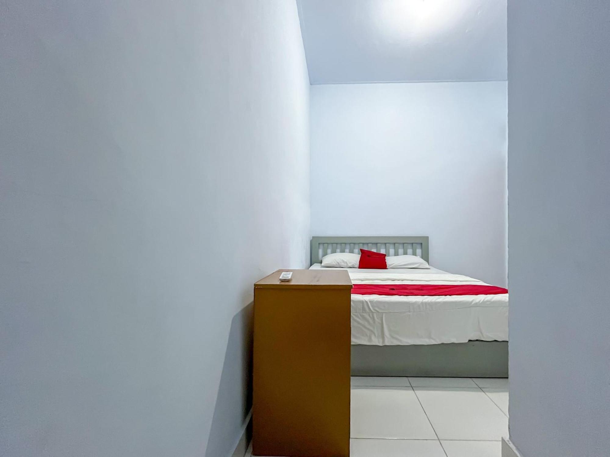 Reddoorz Syariah At Home Ampana Guest House Ampana Kota Экстерьер фото