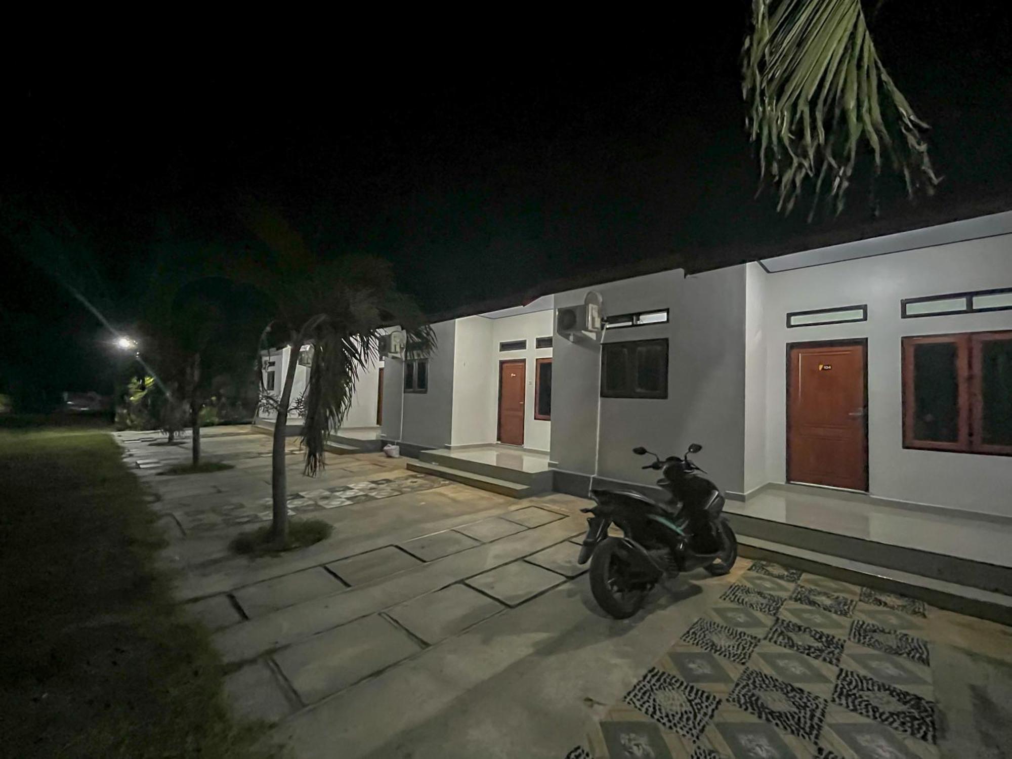 Reddoorz Syariah At Home Ampana Guest House Ampana Kota Экстерьер фото